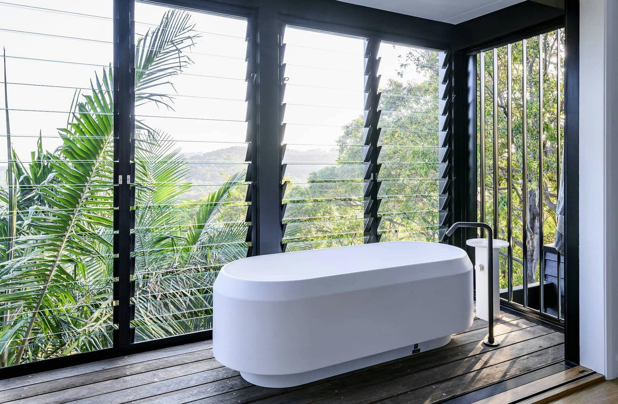 Crane Lodge - Outdoor Bath in Master Bedroom