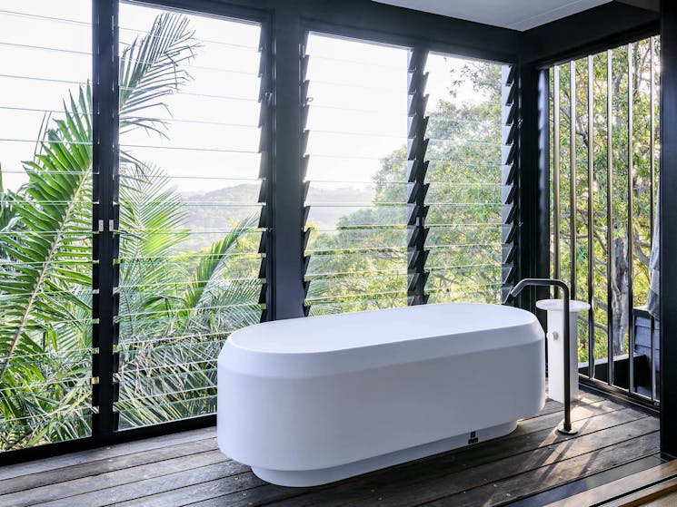 Crane Lodge - Outdoor Bath in Master Bedroom