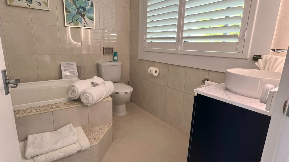 Bottlebrush Suite Bathroom