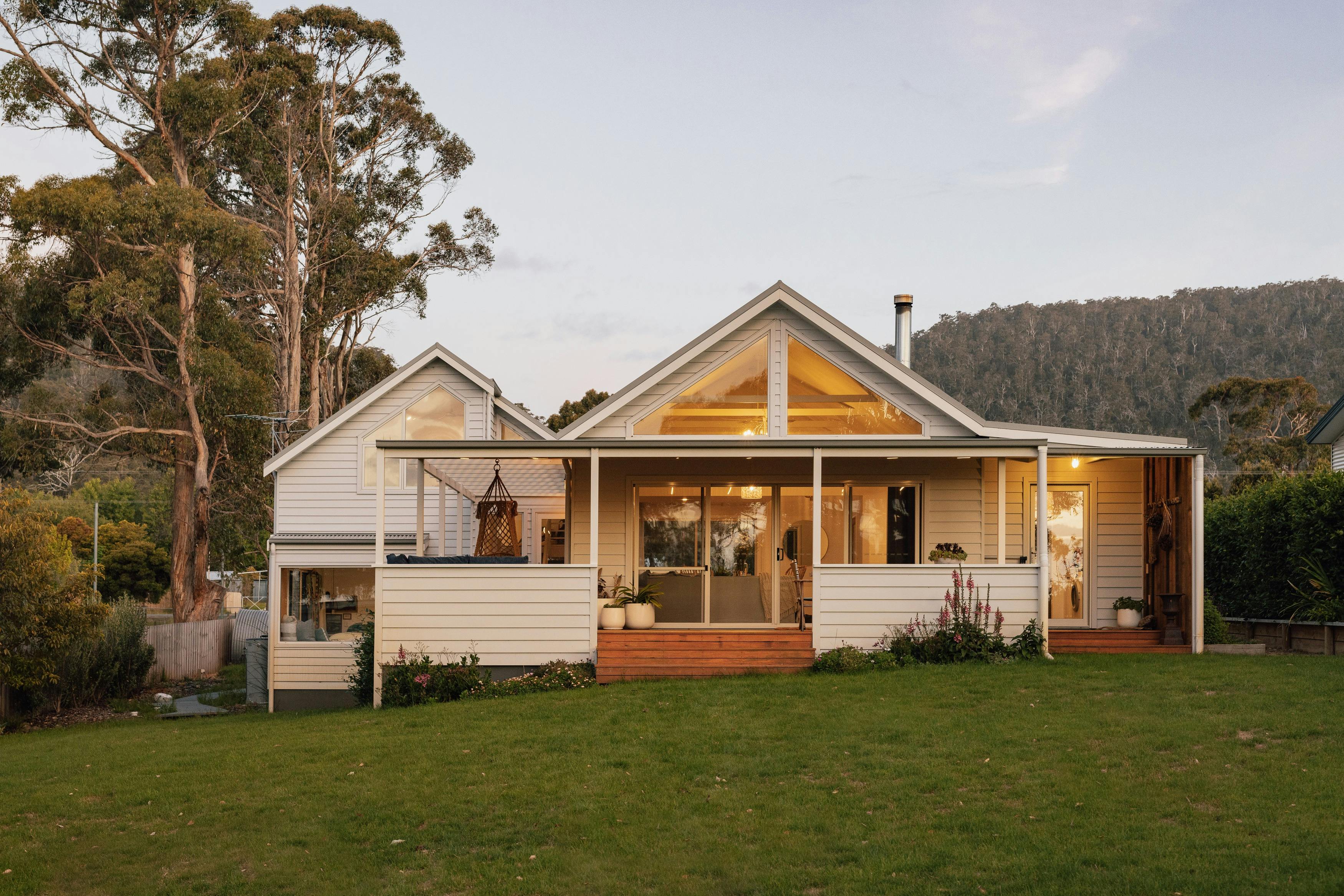 Beach front beachhouse 5 bedrooms beach access entertaining gourmet kitchen Tasmania  Peninsula