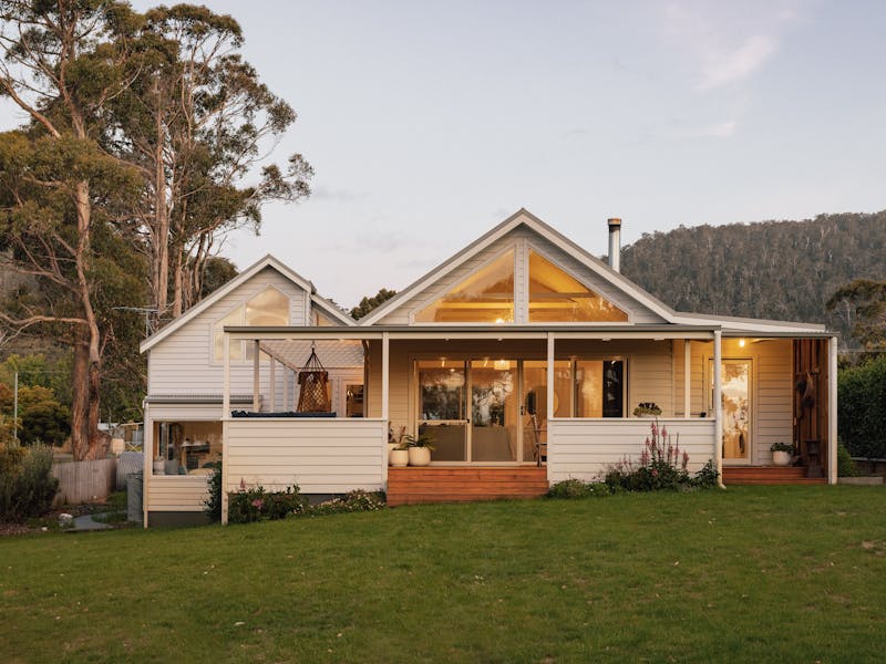 Beach front beachhouse 5 bedrooms beach access entertaining gourmet kitchen Tasmania  Peninsula