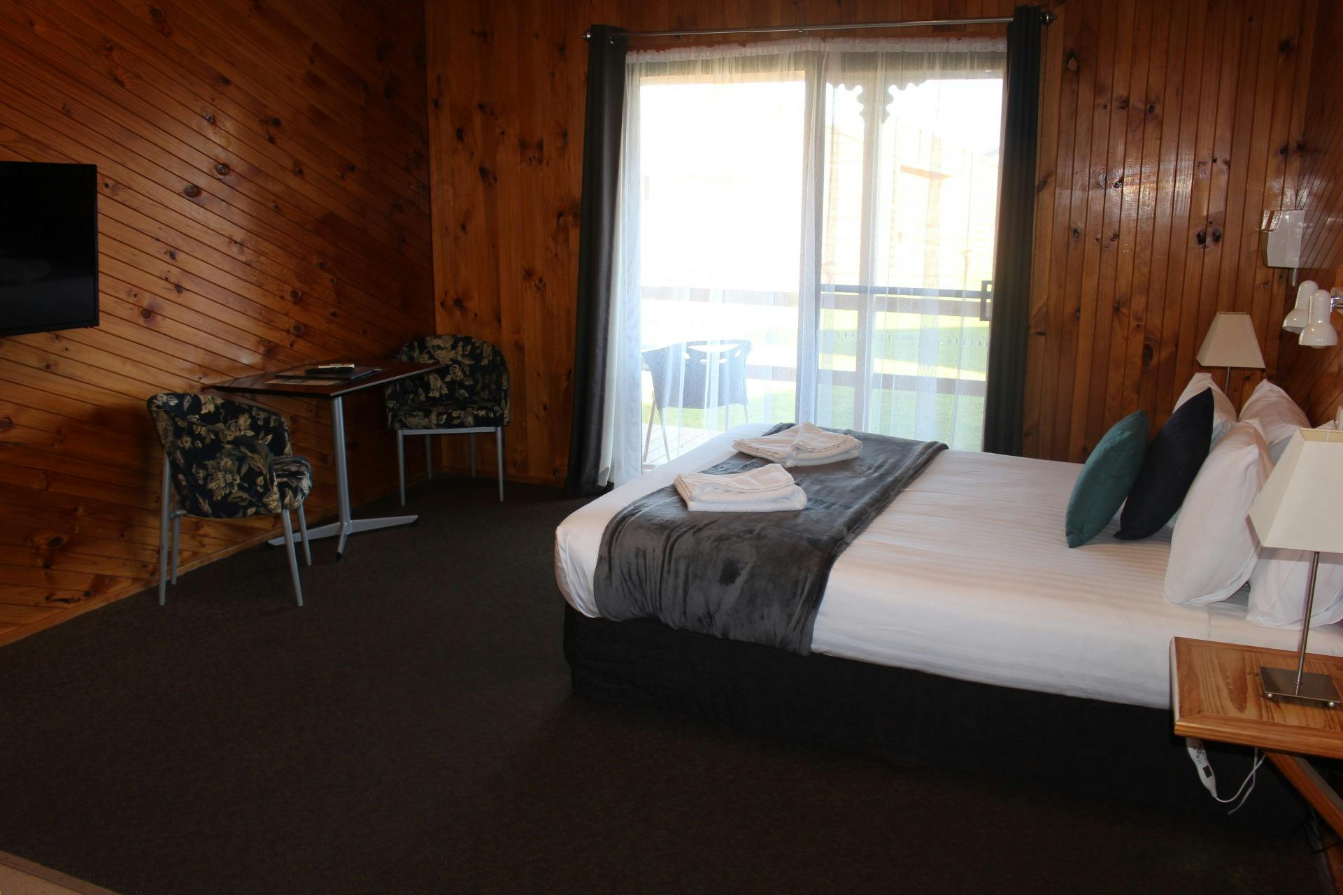 Queen bed, sitting area