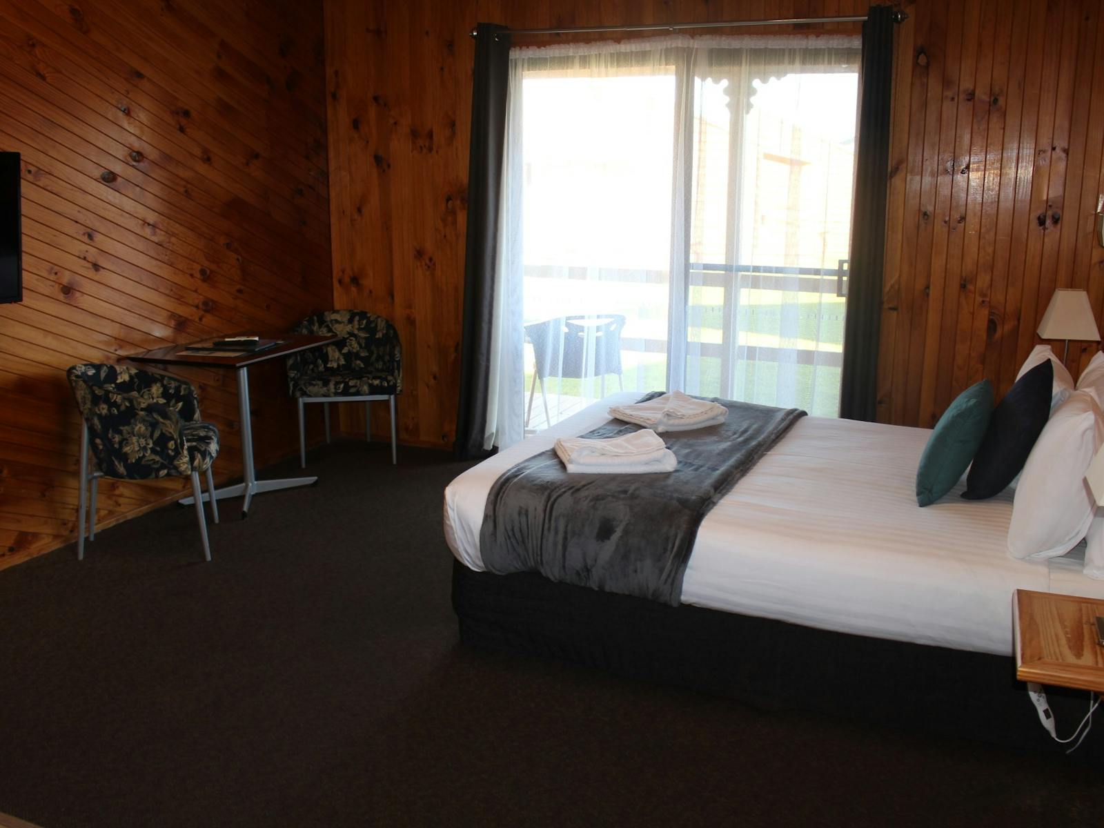 Queen bed, sitting area