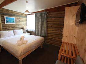 Three Bedroom Cabin (Sleeps 8)