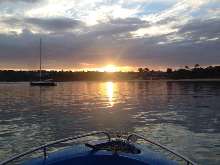 go for an early morning fishing trip- Self drive boat hire Mornington Peninsula Melbourne