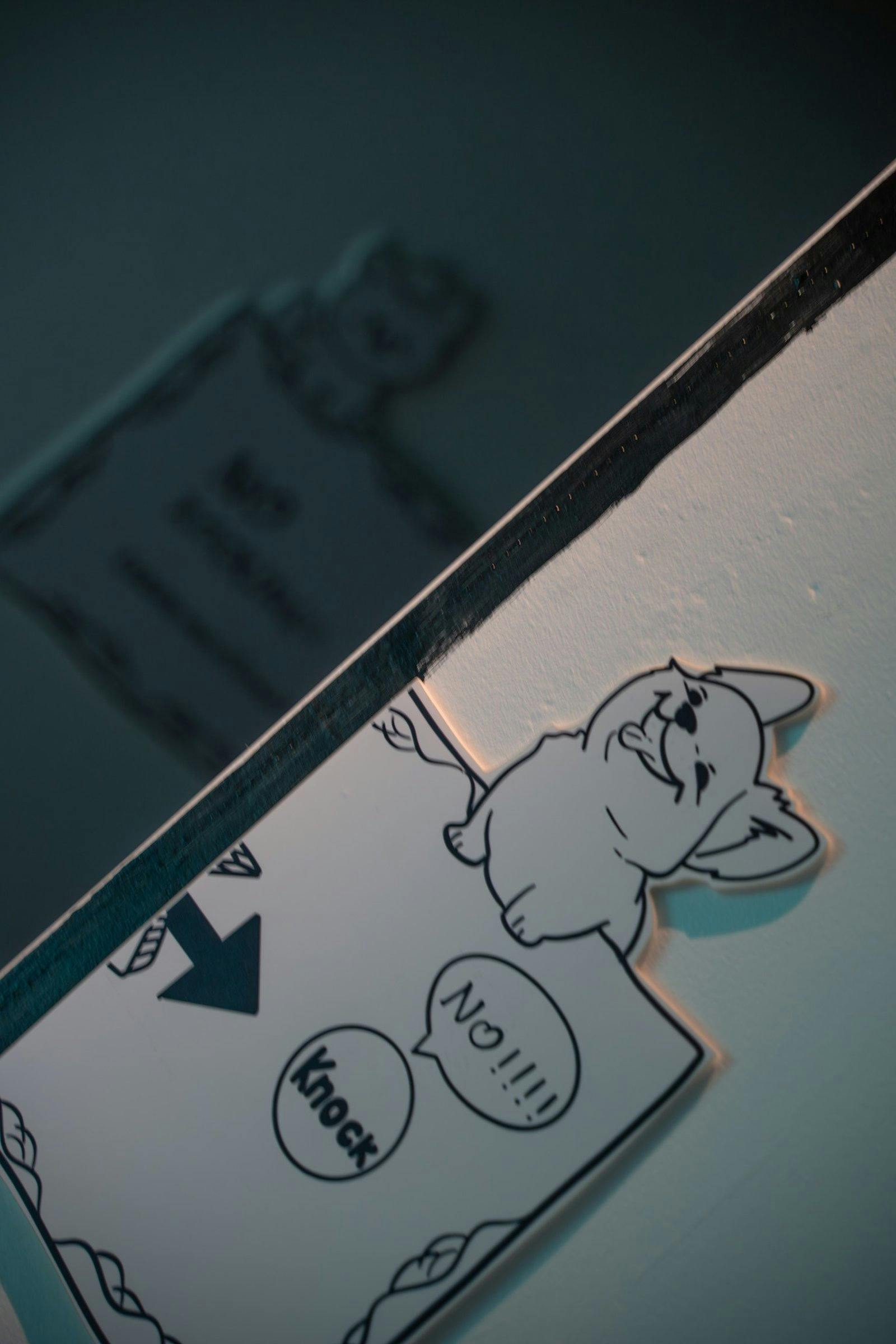 雪梨 Memento 密室逃脫：卡通狗牌上寫著“不！！！”