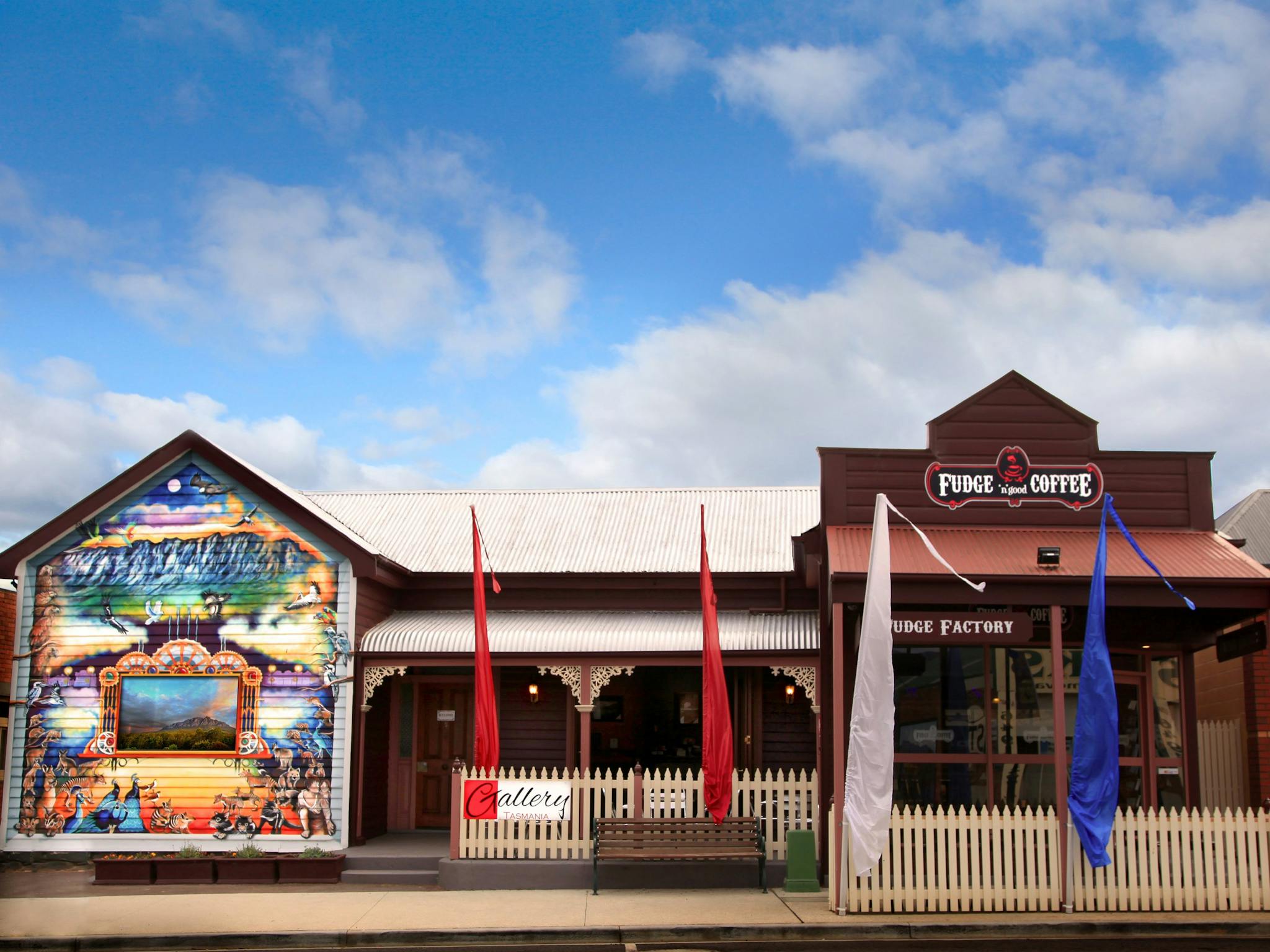 front of the fudge'n'good coffee building