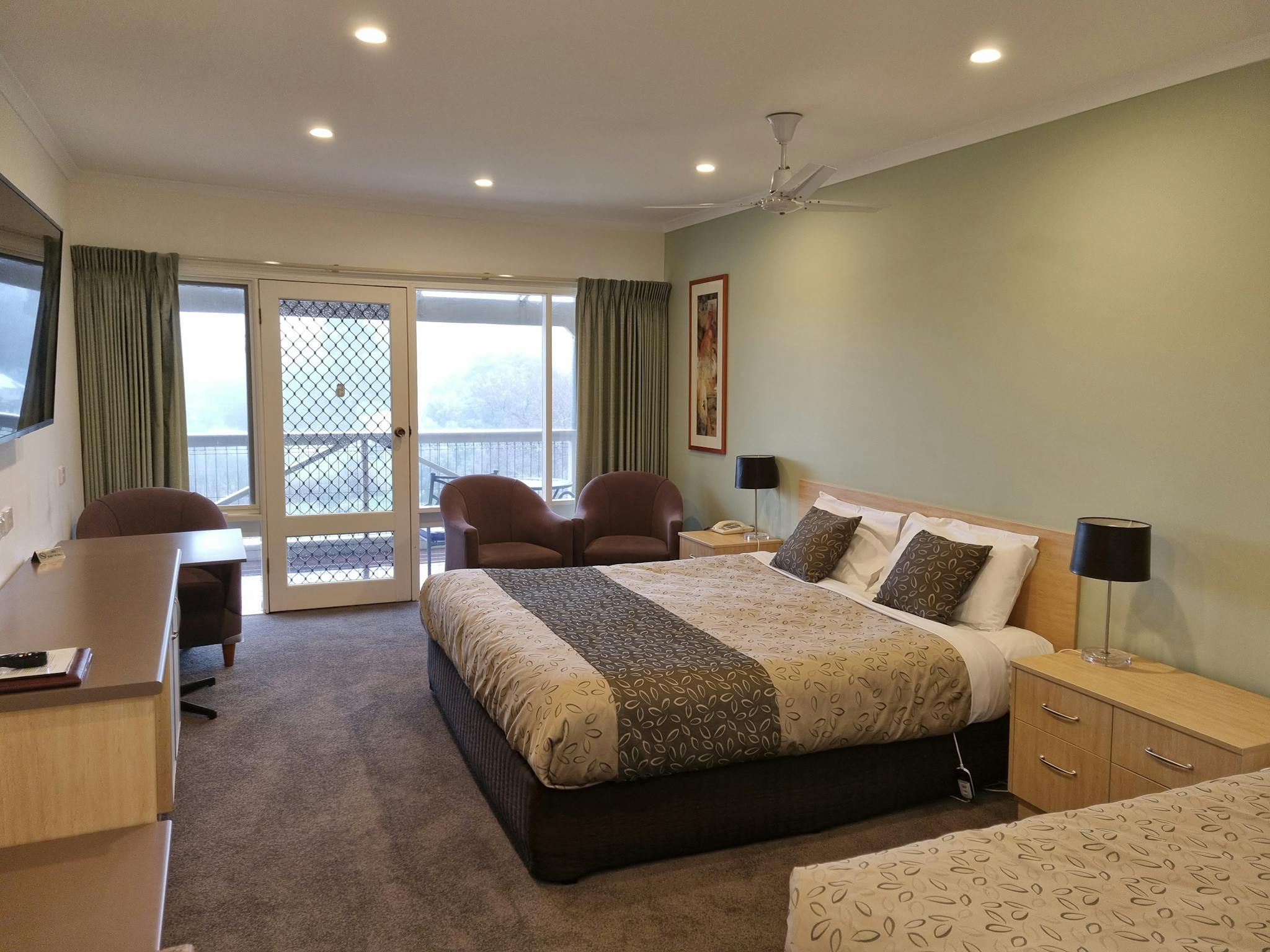 Executive King Twin Suites overlooking towards gorge and township