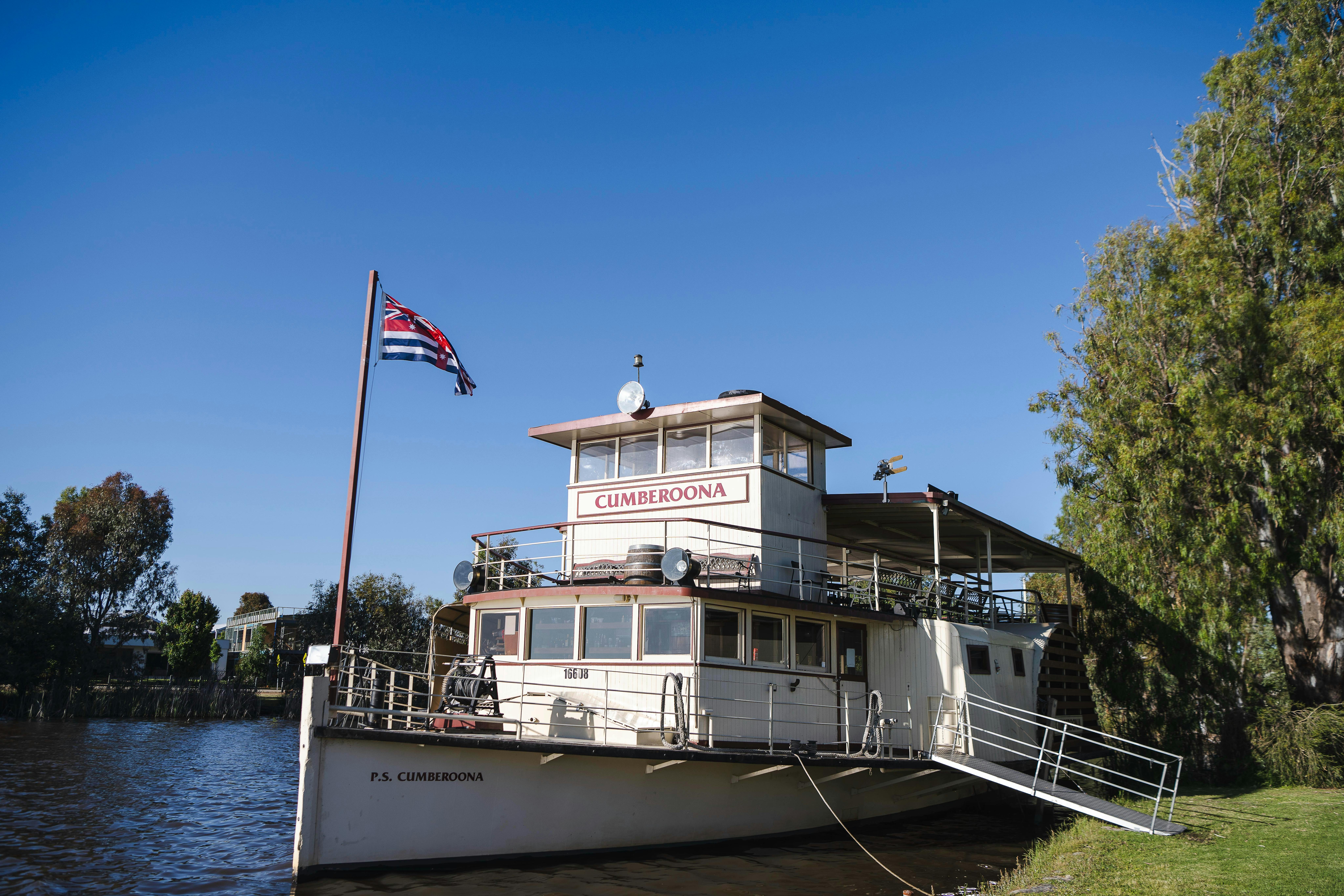 Captains 1.5 hour lunch & Paddlesteamer cruise