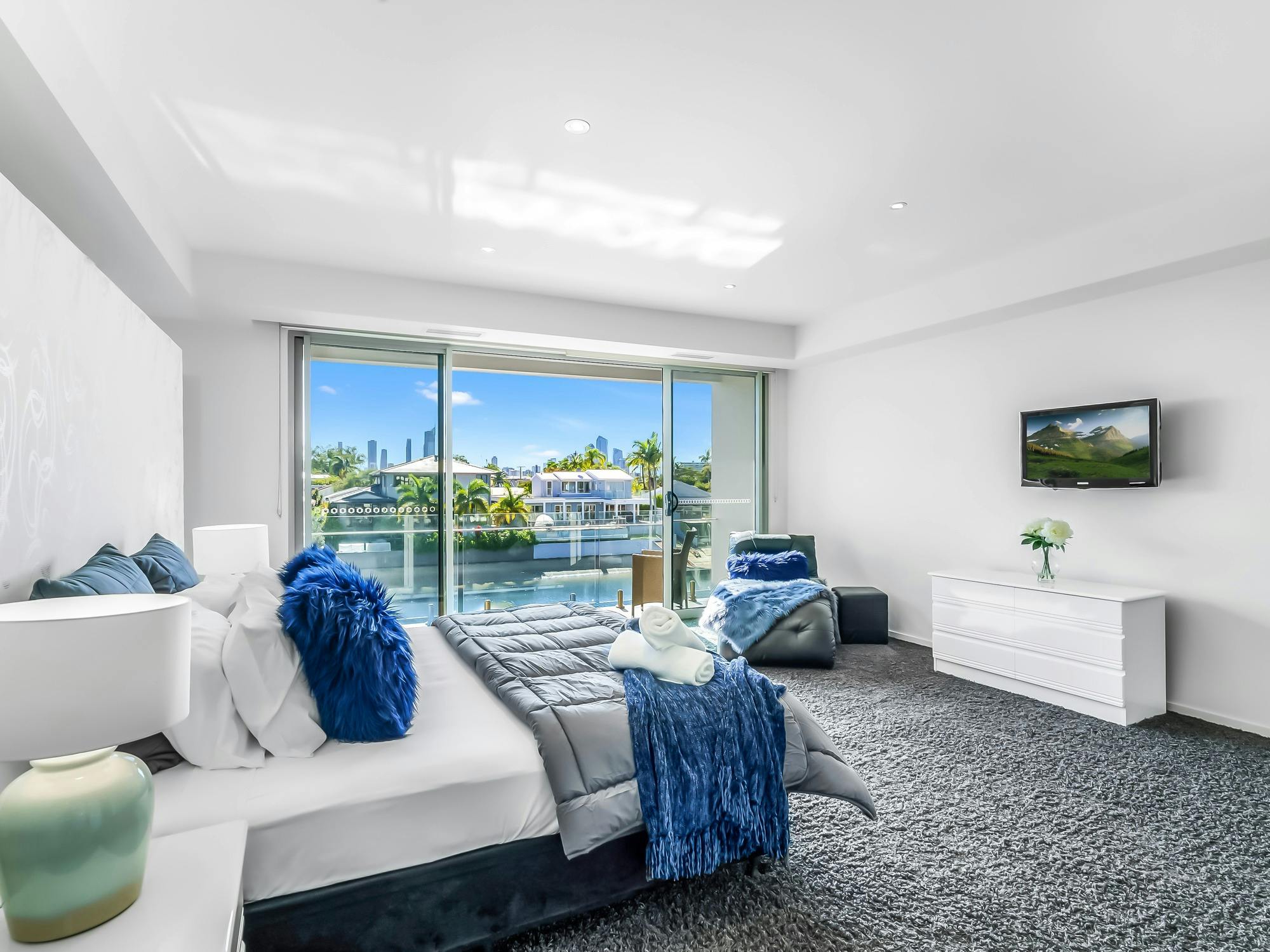 Elite Holiday Homes - Waterfront Splendour