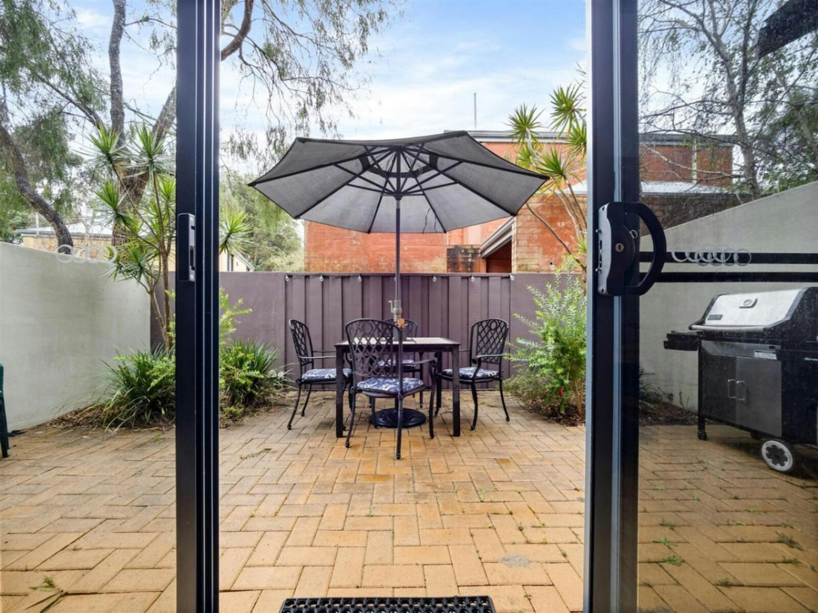Garden, seating area and bbq grill