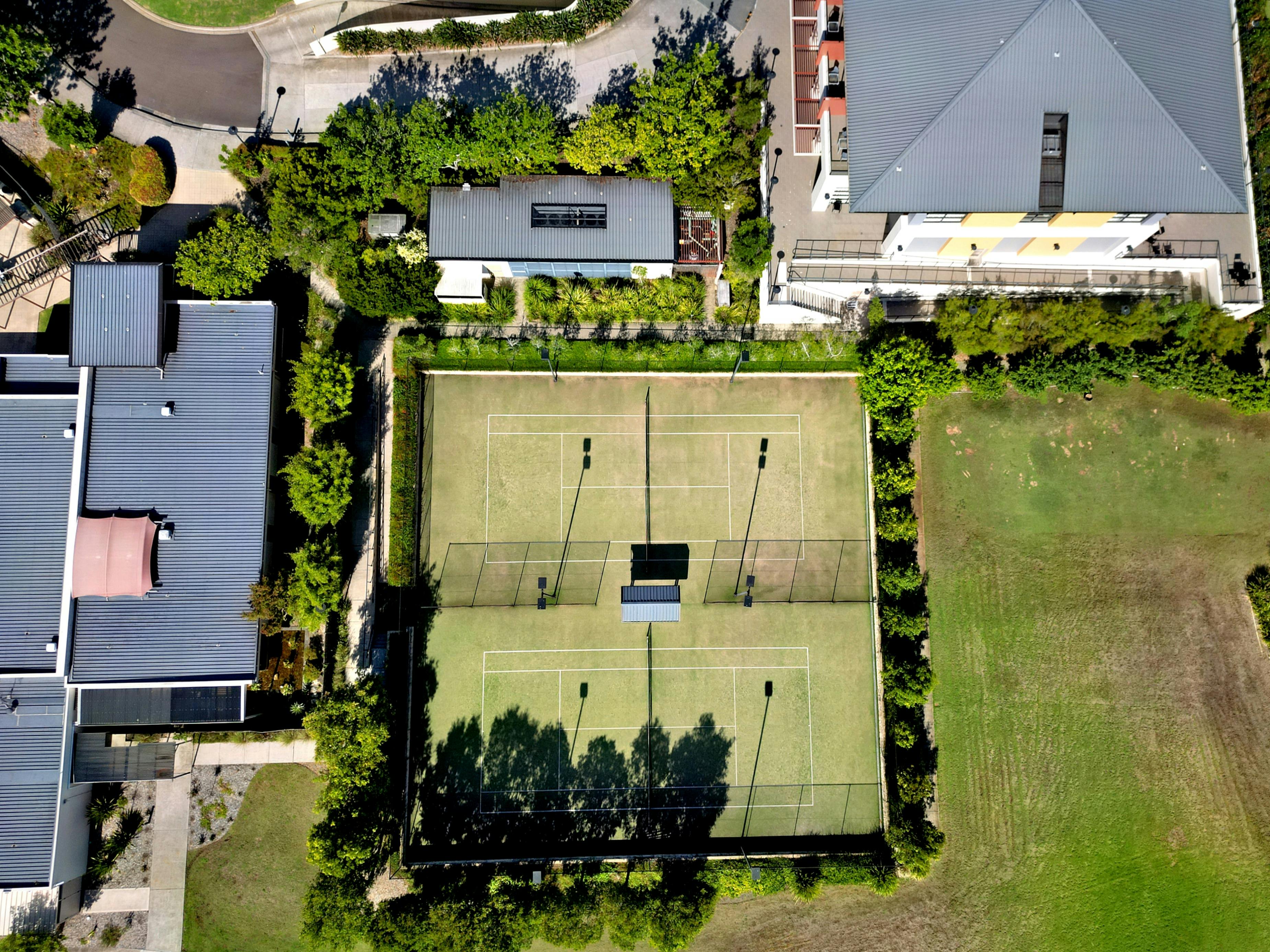 머큐어 쿠인다 워터스 아리엘 뷰 을 보여주는 테니스 코트 및 부동산