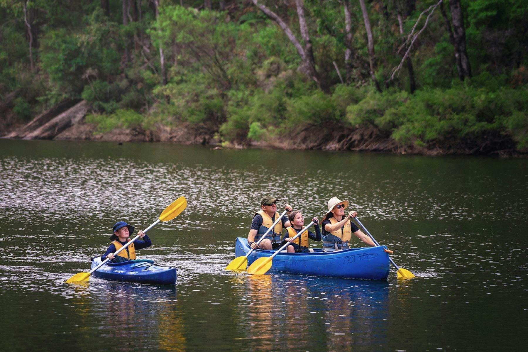Family canoeing in 3 person and kayak on Murray River