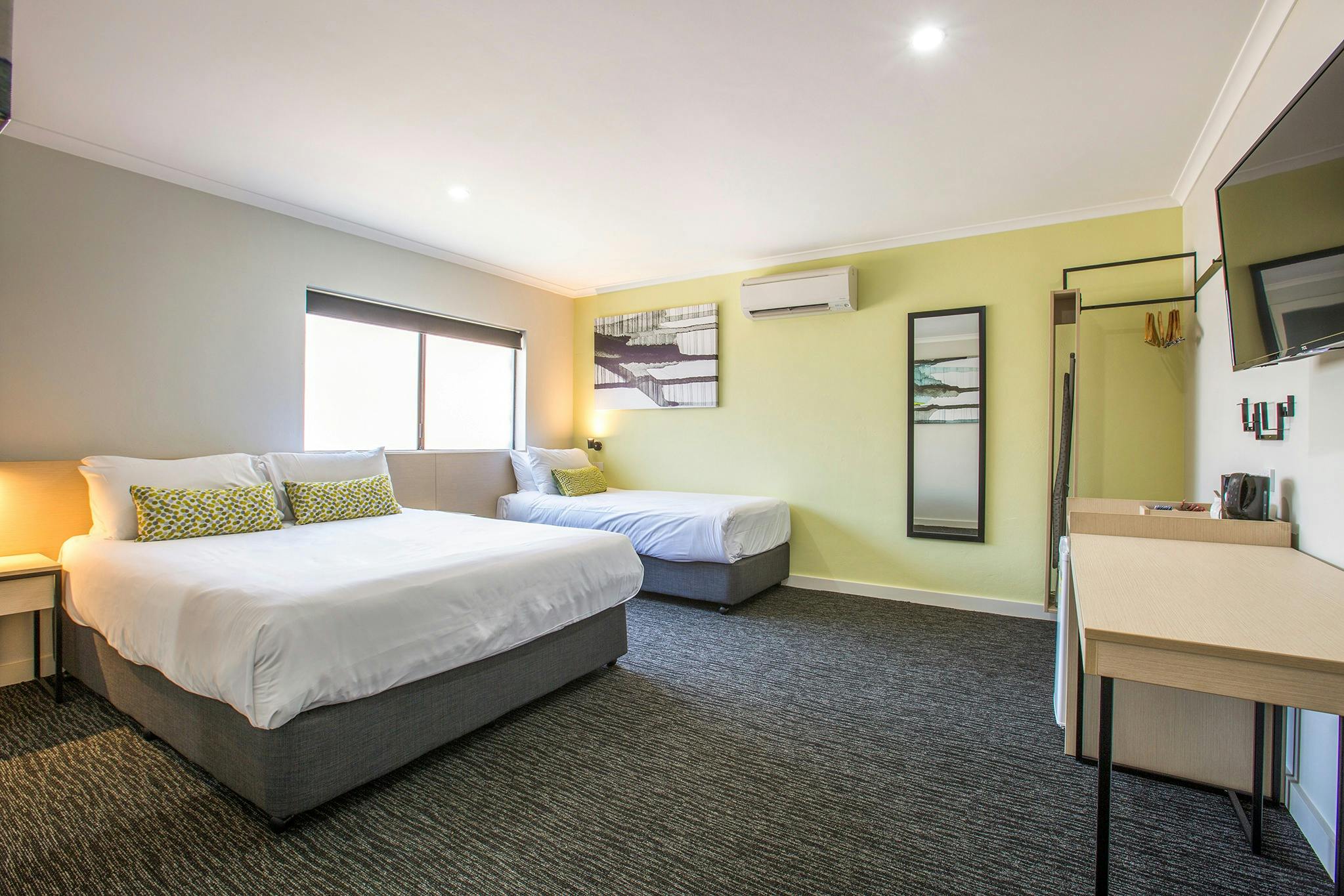 Studio Queen & Single