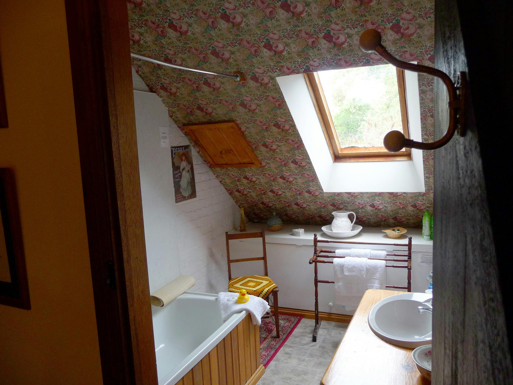 Meander Cottage Upstairs Bathroom