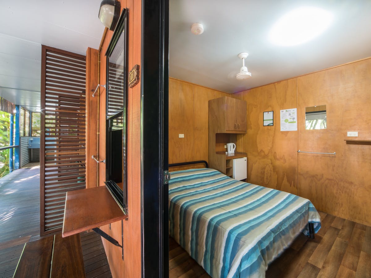 Magnums Accommodation - Double room with shared bathroom