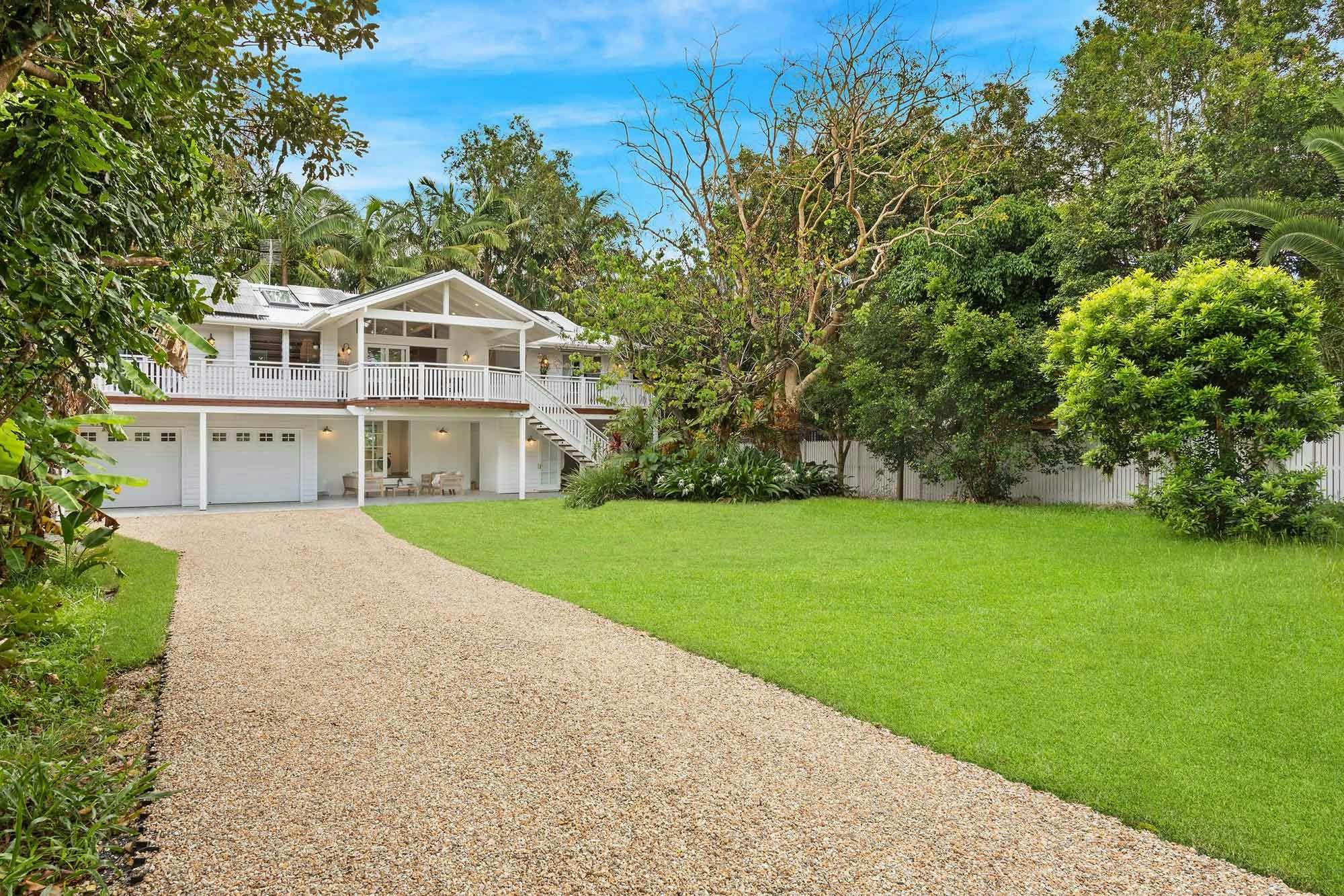 Golden Hus - South Golden Beach - Driveway to Front of House