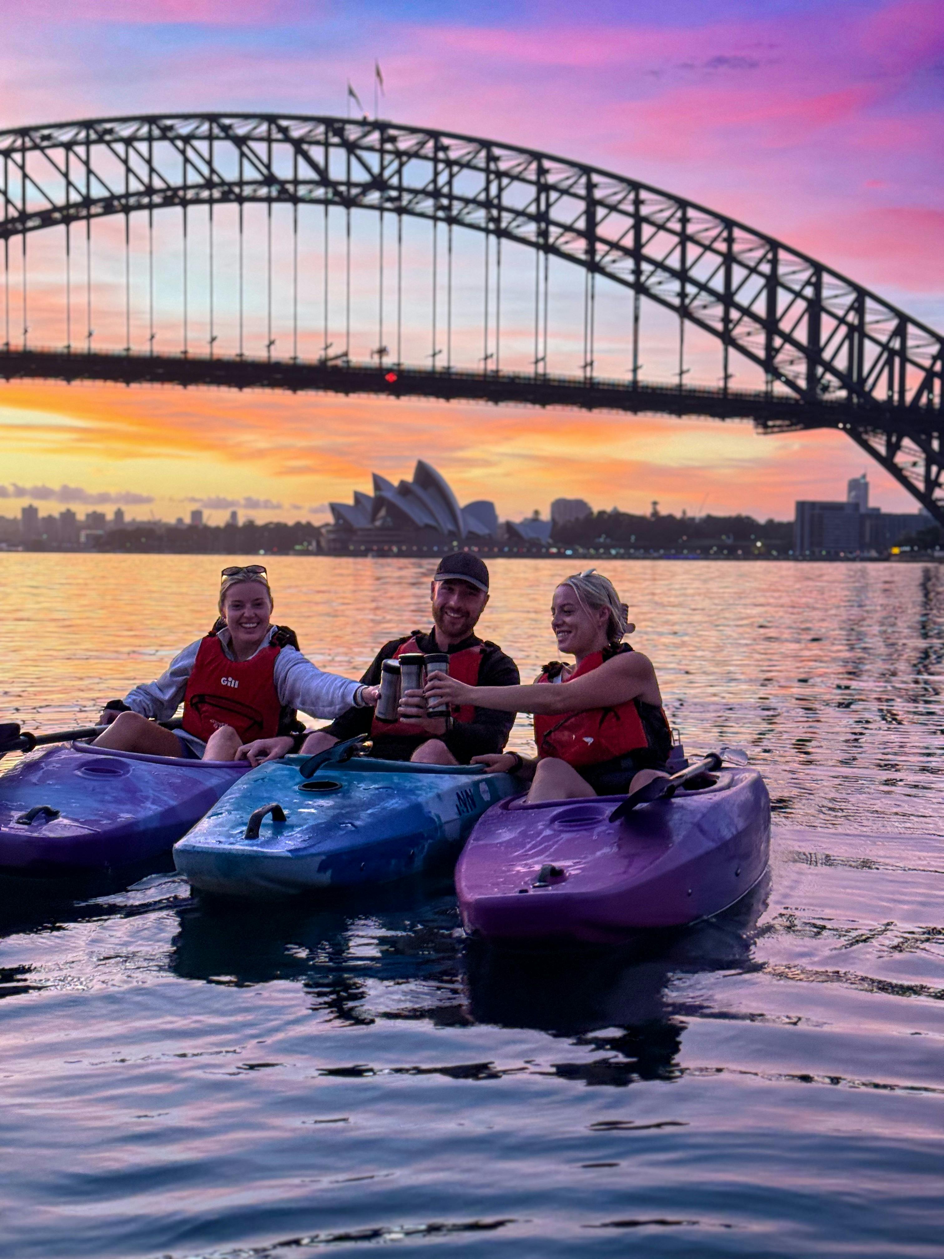 シドニー港でカヤックからコーヒーを楽しむ人々のグループ。