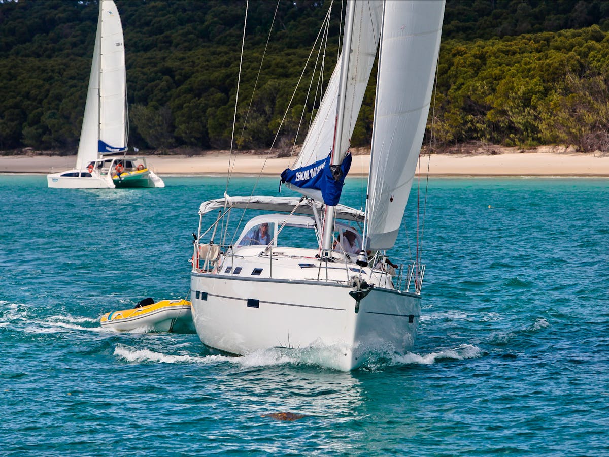 private yacht hire airlie beach
