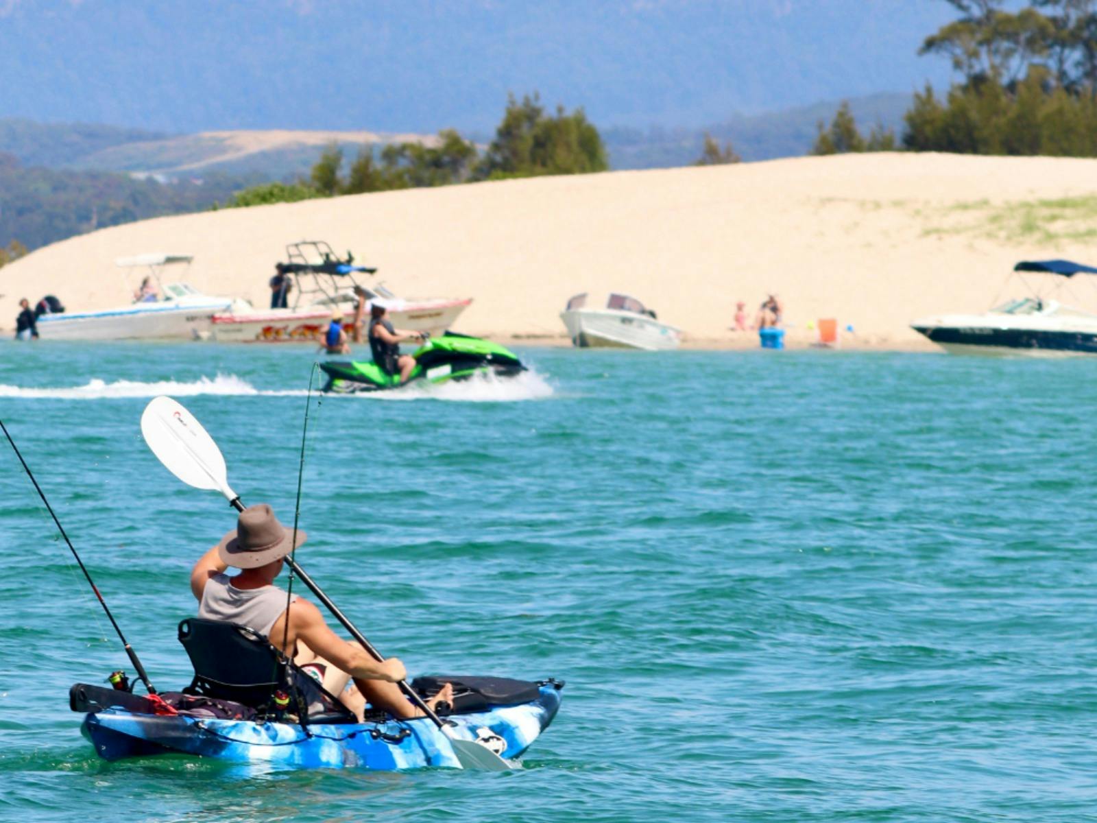 Mann auf dem Wasser im Kajak