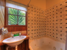 Spa bath and bathroom in the Bayside Spa Cabin