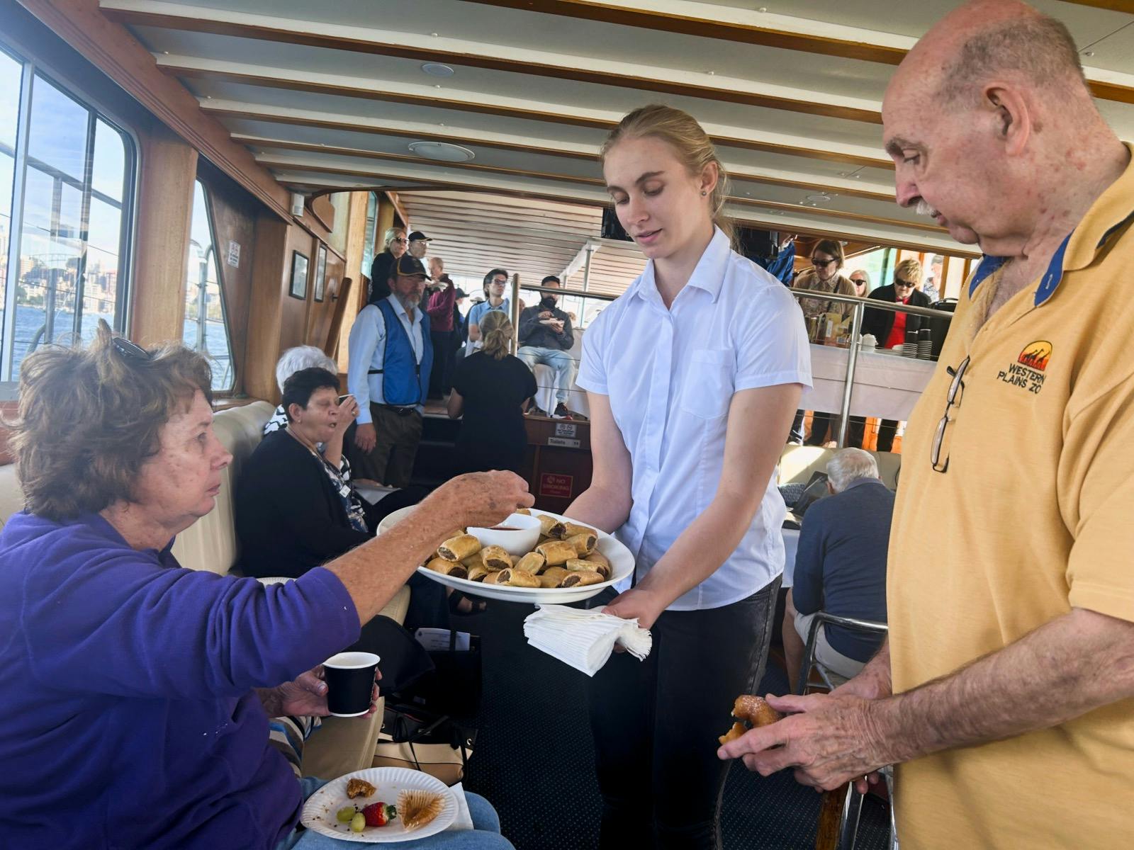MV ベネロング号でのモーニングティー