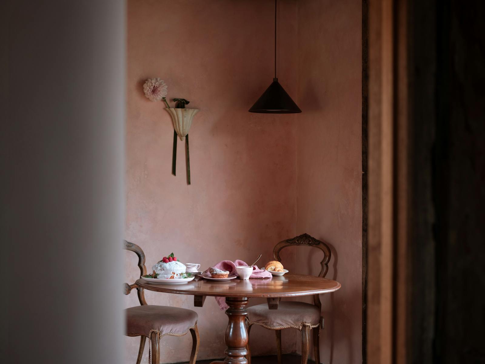 Kitchen table, peach walls, breakfast setting