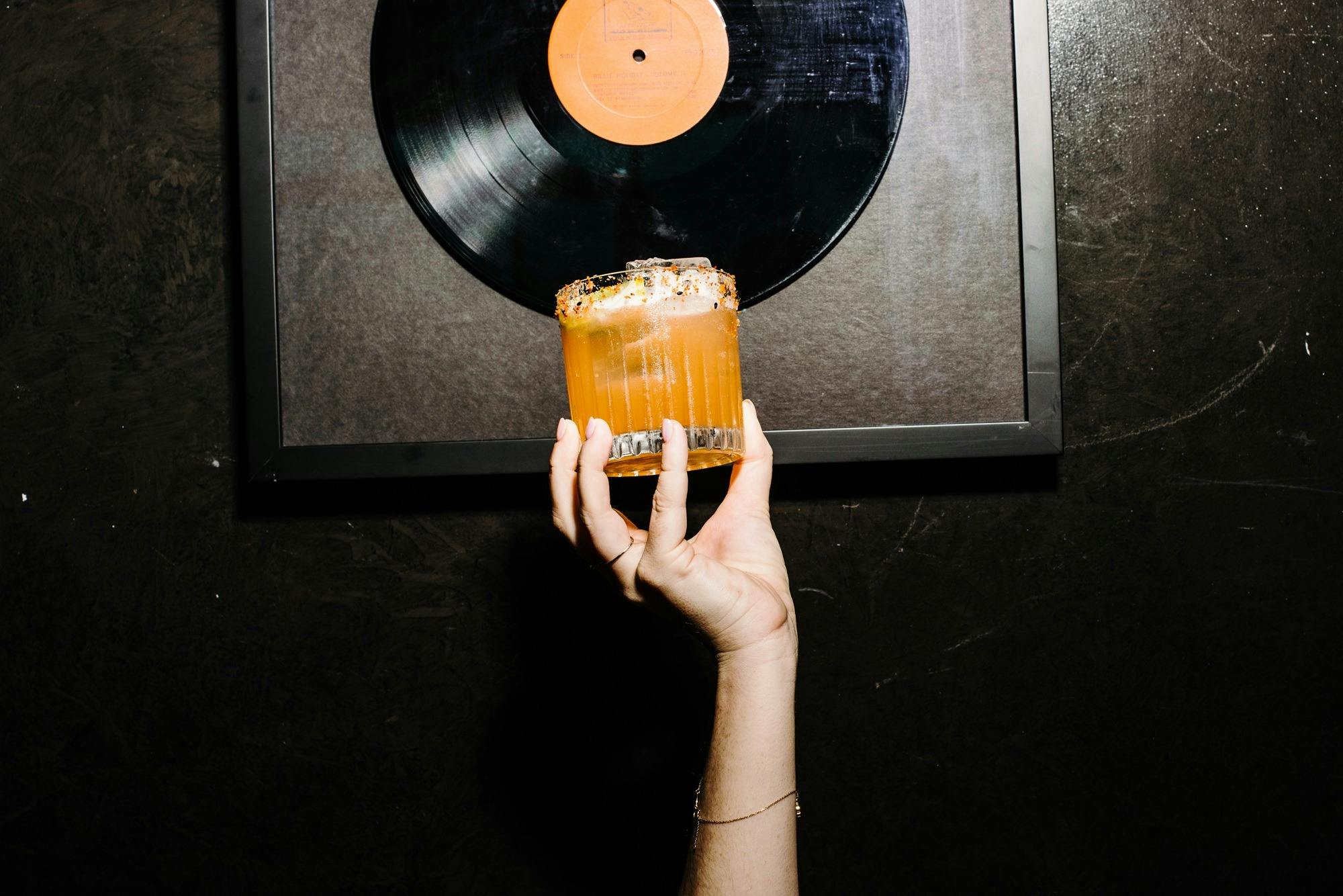 Hand hält Cocktail hoch