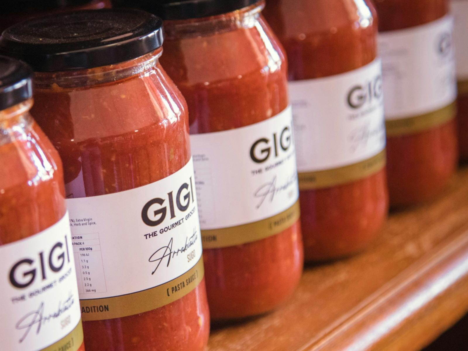 貨架上排列著本地產品意大利麵醬