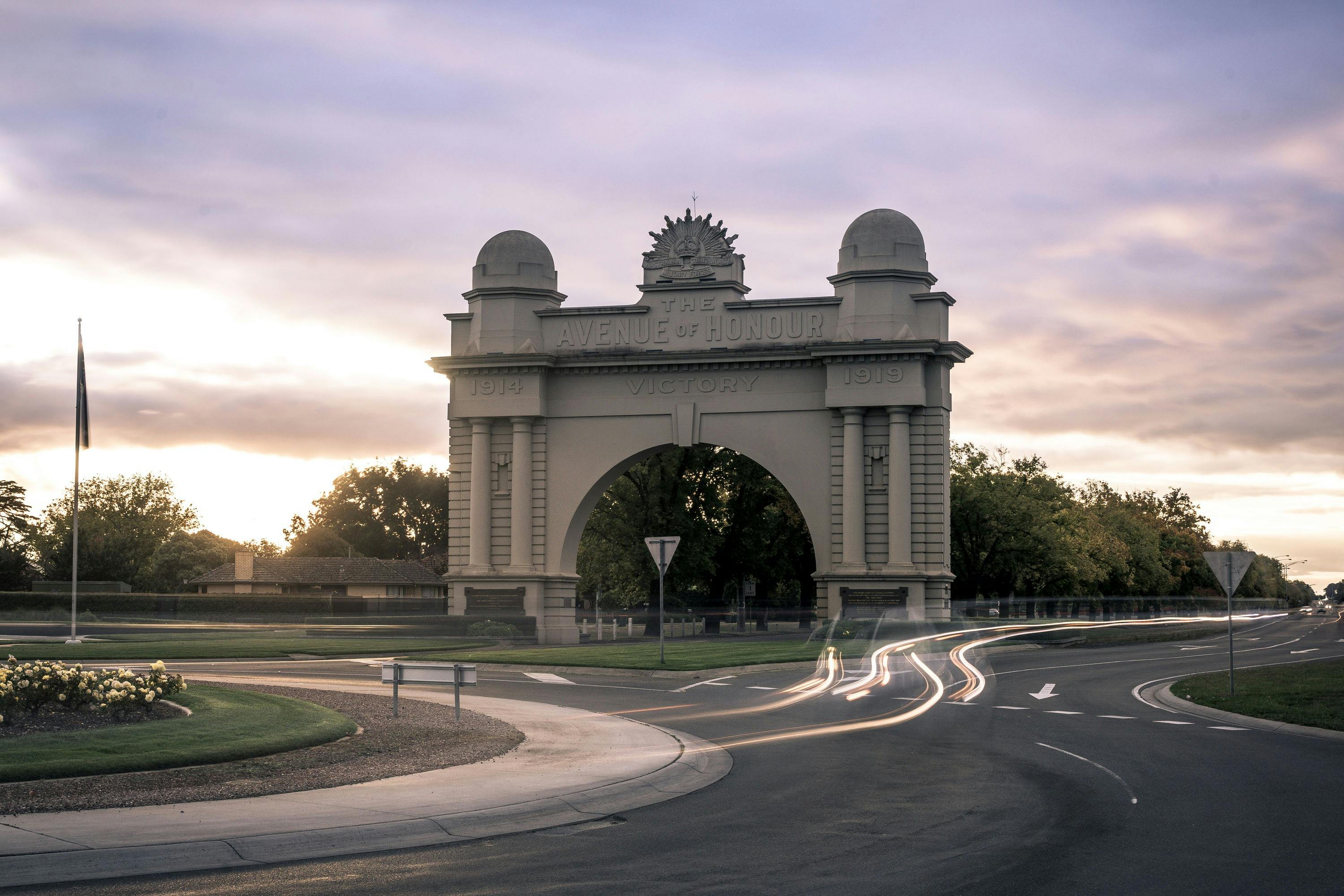 View of the Arch of Victory from the footpath opposite the adjoining park