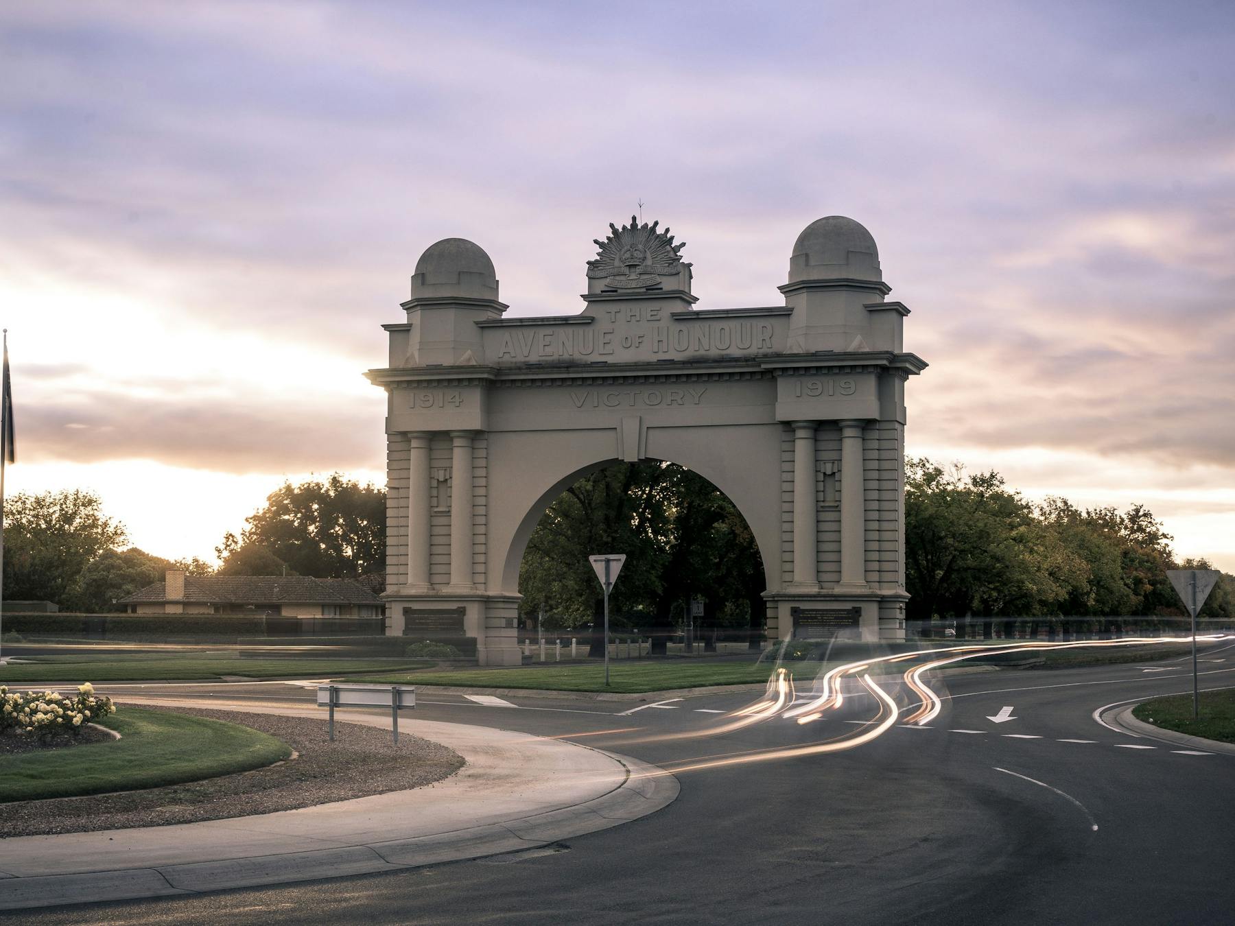 View of the Arch of Victory from the footpath opposite the adjoining park