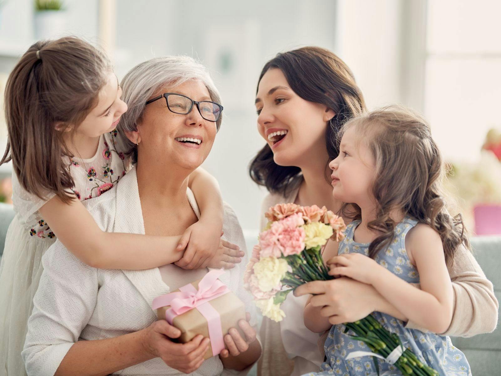 children and their mother andgrandmother