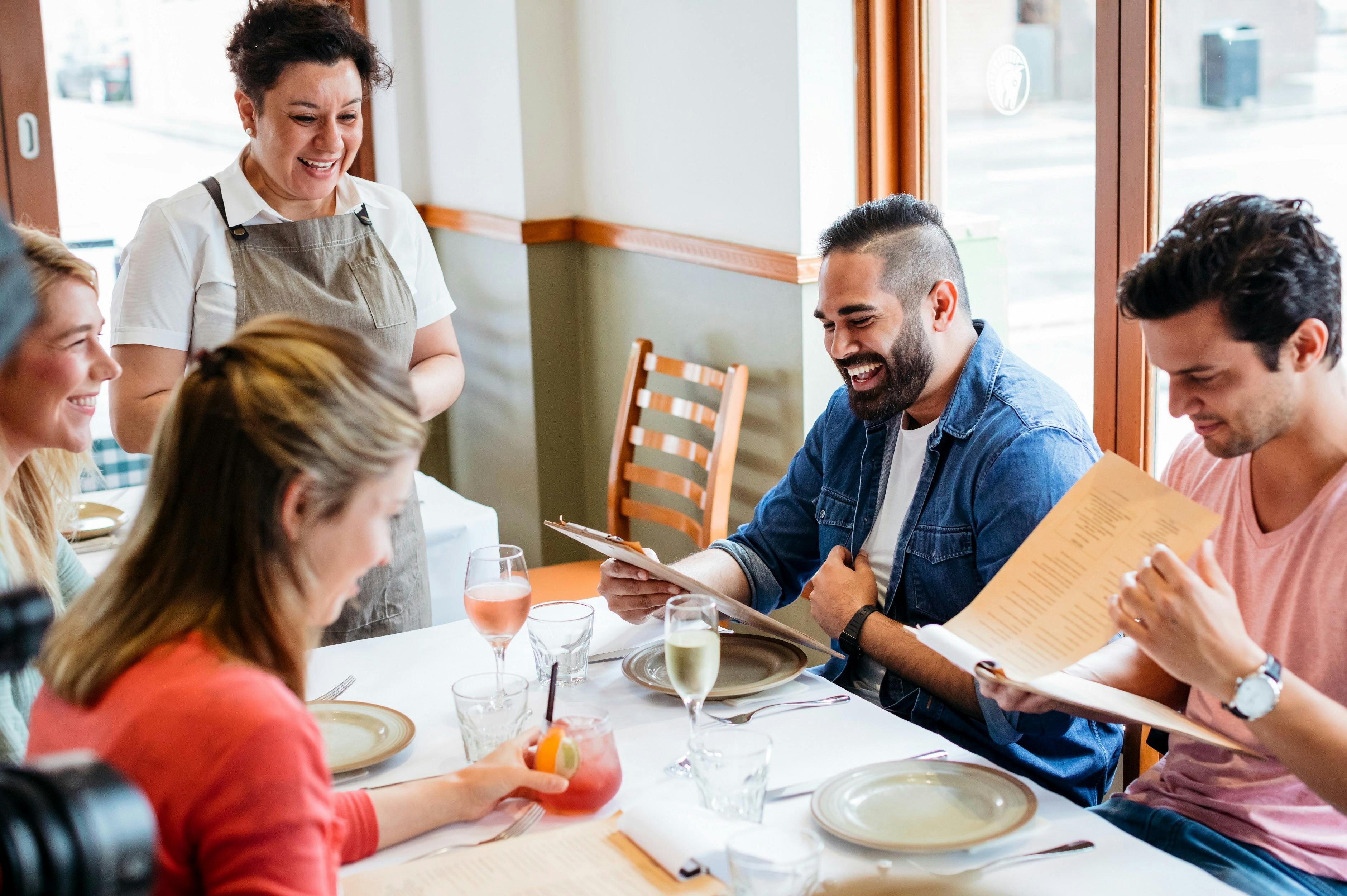 Menschen genießen klassisches griechisches Essen, erhältlich bei Kouzina Greco in Parramatta