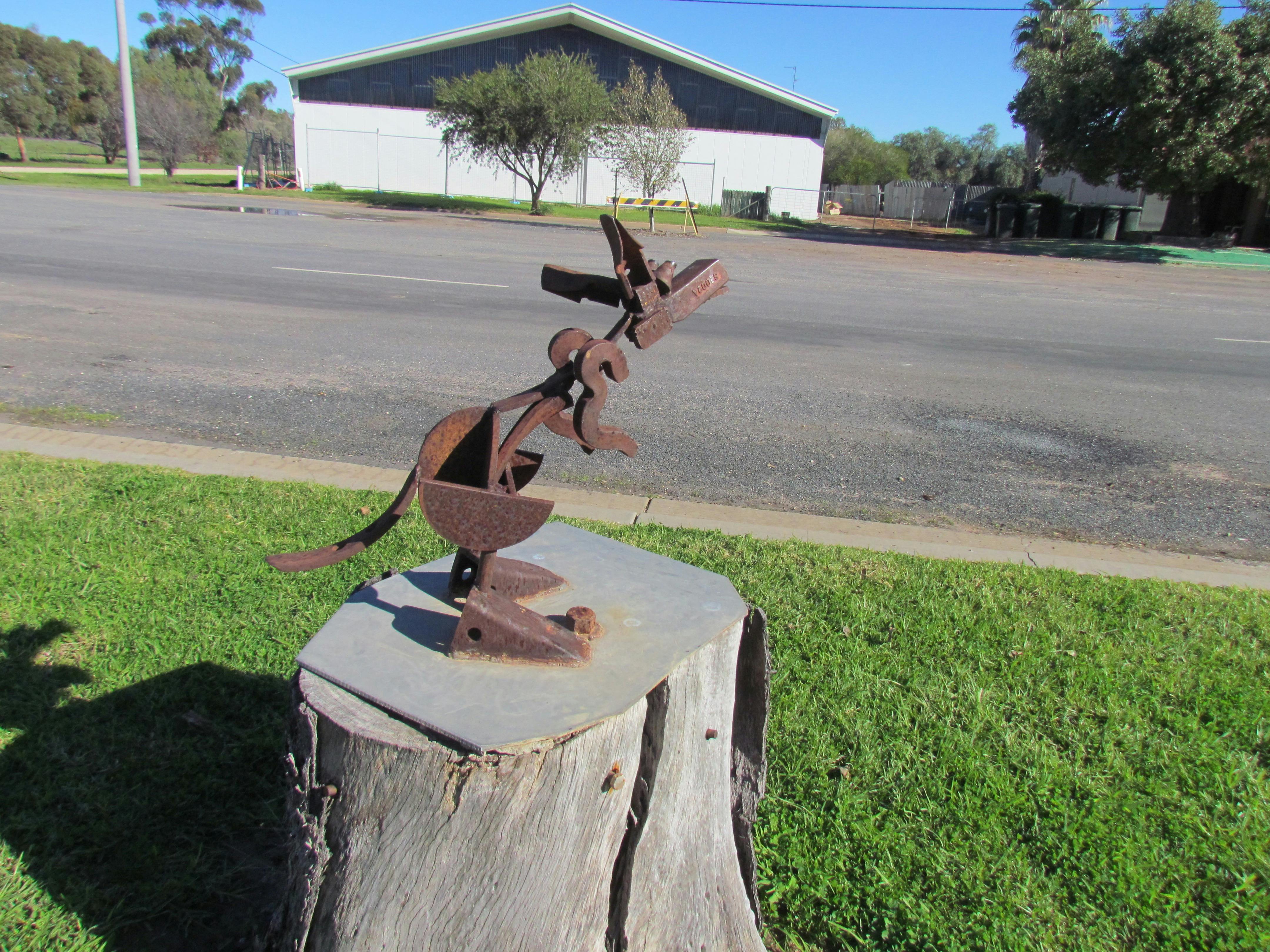 金属くずから作られた足の高いジョーイの彫刻