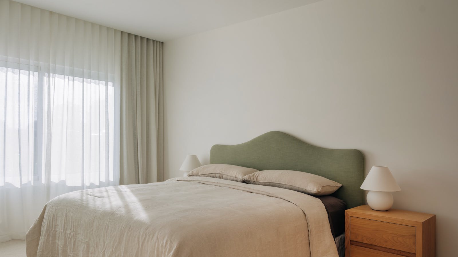 Bedroom with king size bed