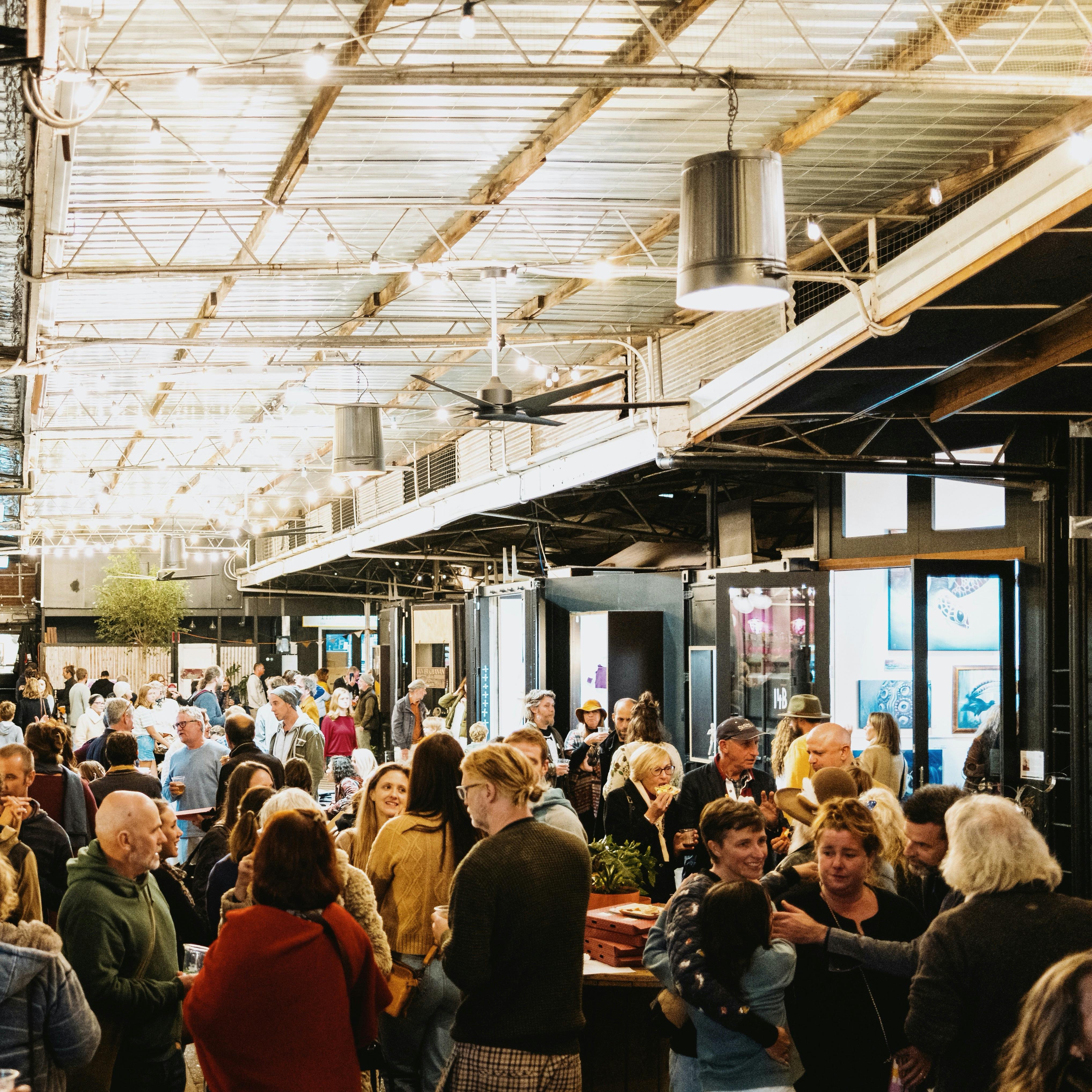 M|Arts Art After Dark의 예술가와 예술 애호가