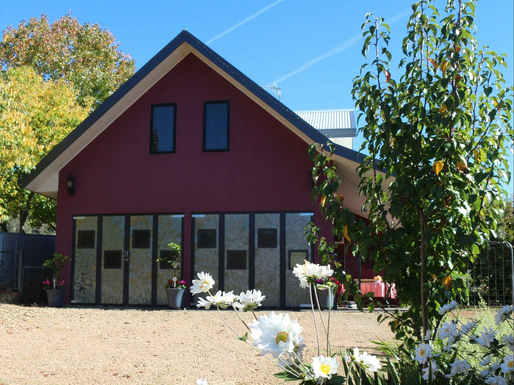 洋紅色小屋前的藝術門