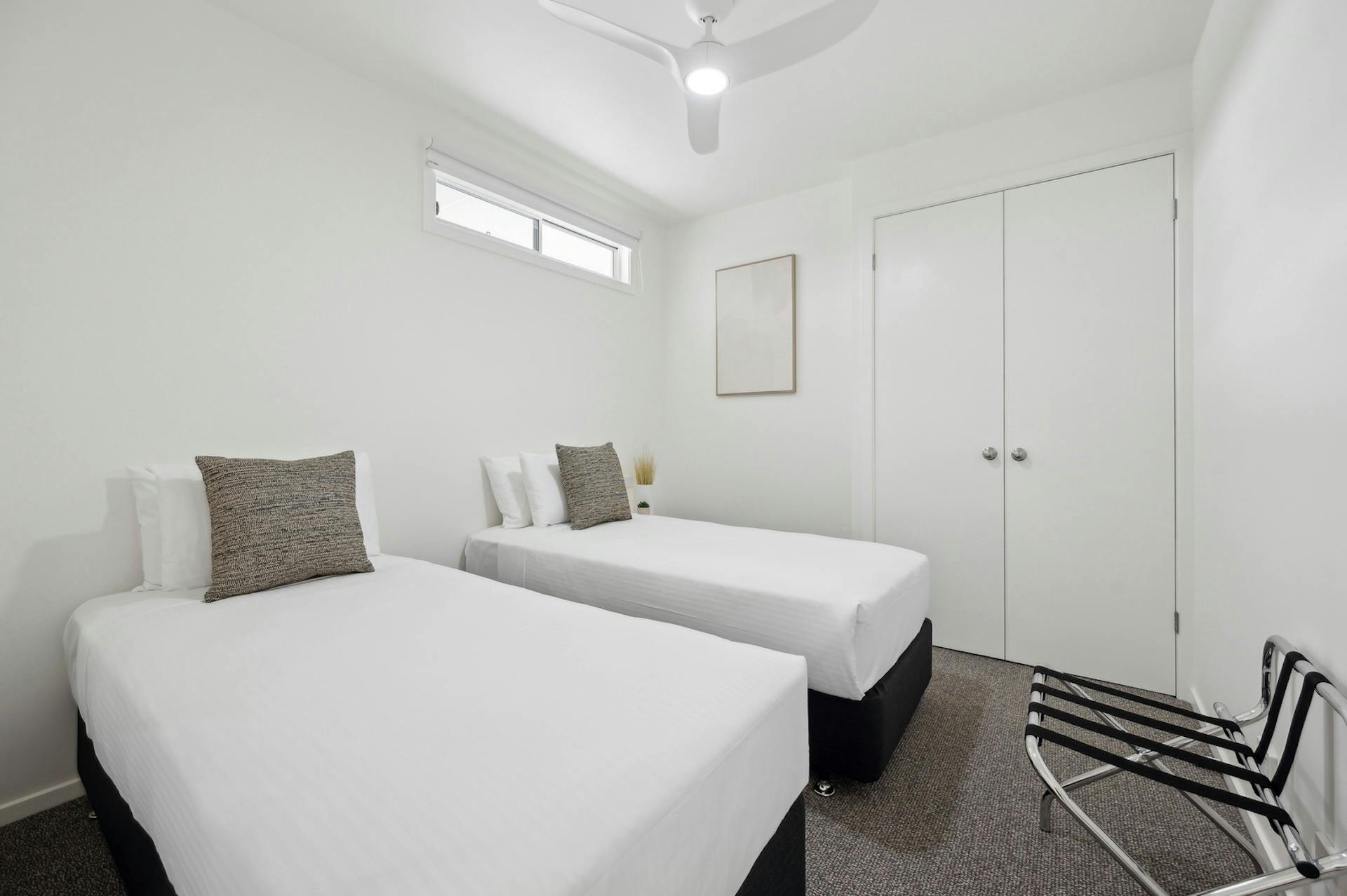 킹 사이즈 스플릿 침대가 있는 두 번째 침실