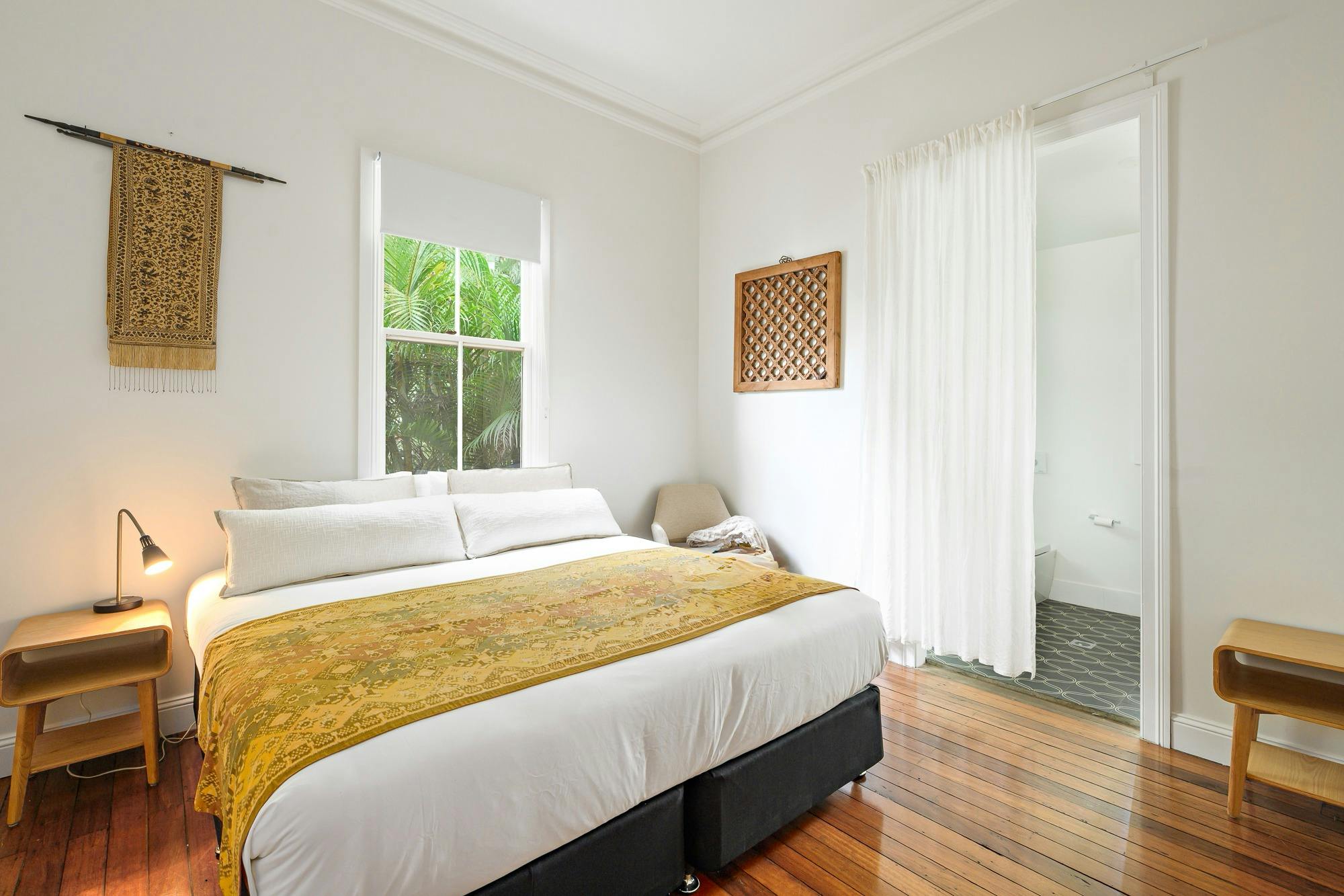 Hauptschlafzimmer mit Kingsize-Bett