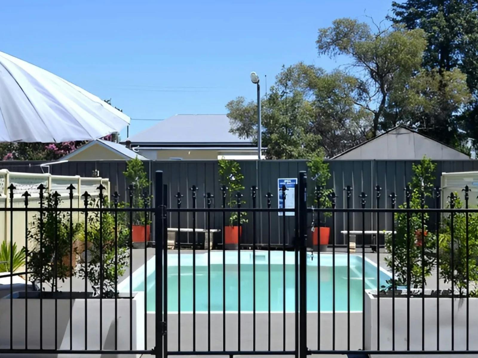 All Settlers Motor Inn pool area