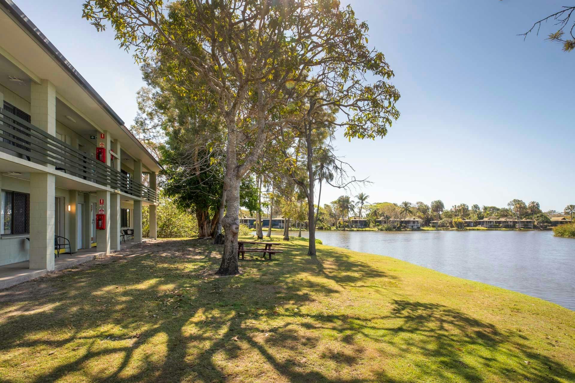 Lakeside Queen & Single