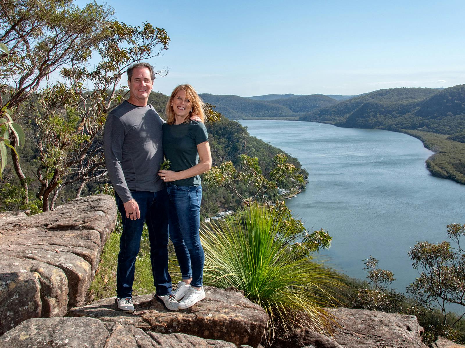 절벽 근처의 커플