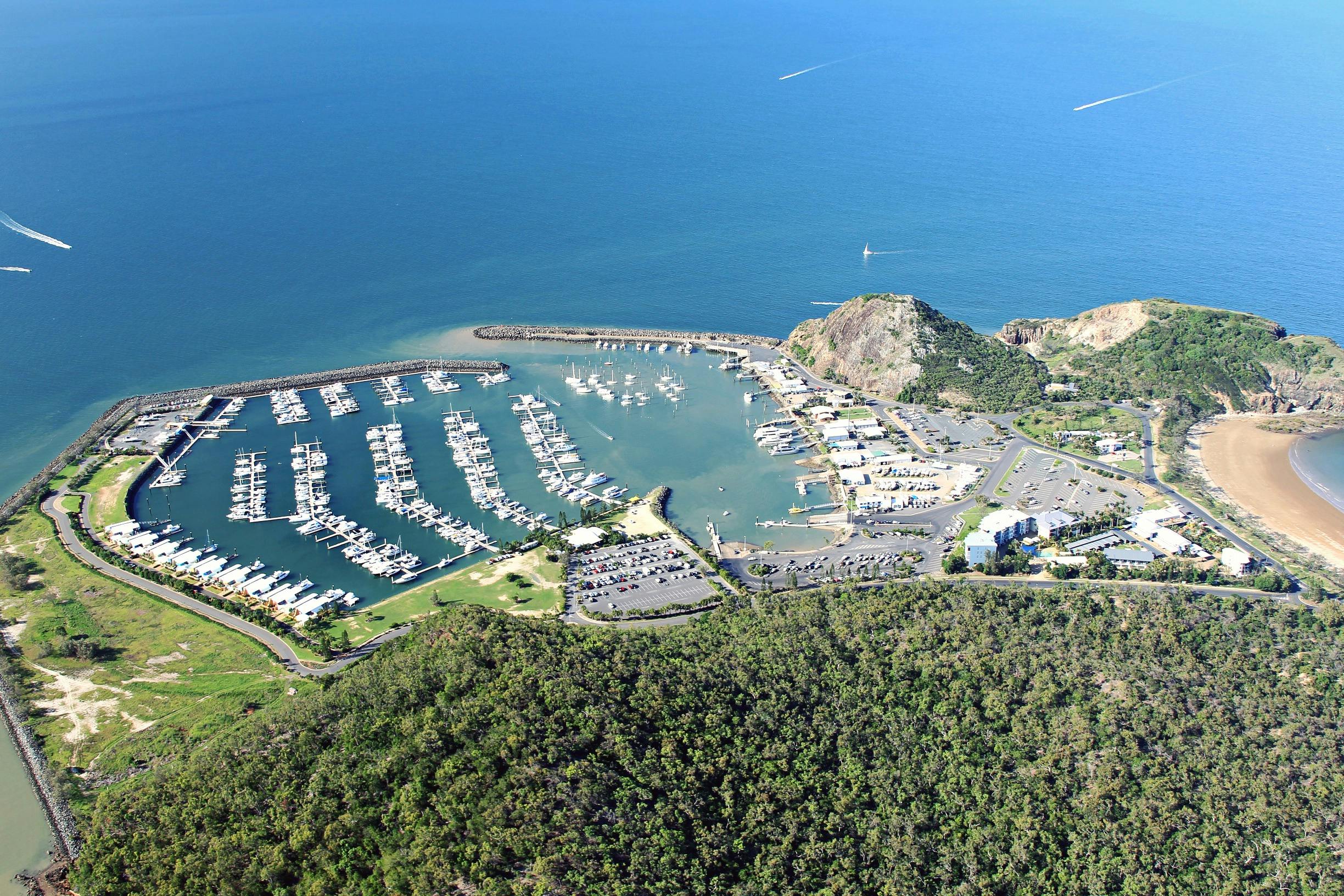 Rosslyn Bay Marina showing boats in marina and coastline