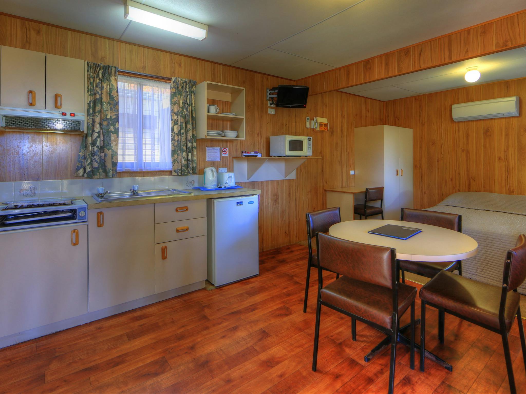 Budget cabin - kitchen