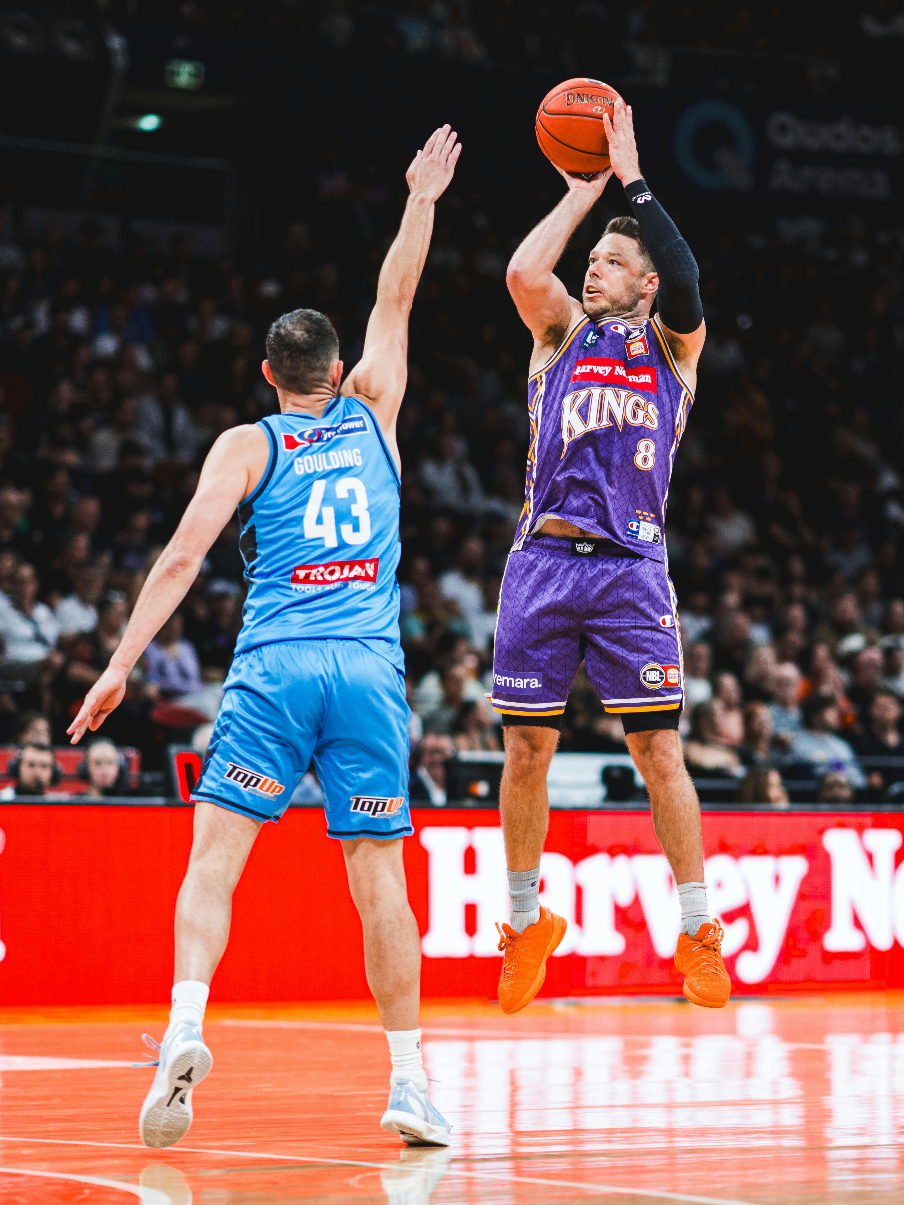 Matthew Dellavedova shooting ball in Kings game against United