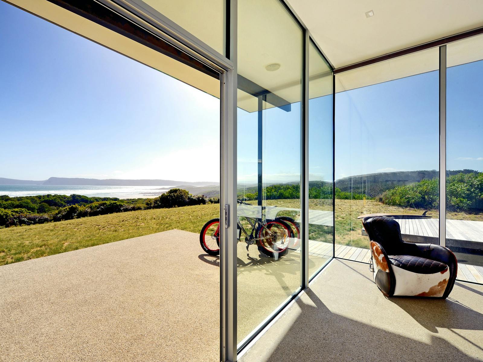 Cloudy Bay Beach House - Lounge room vista