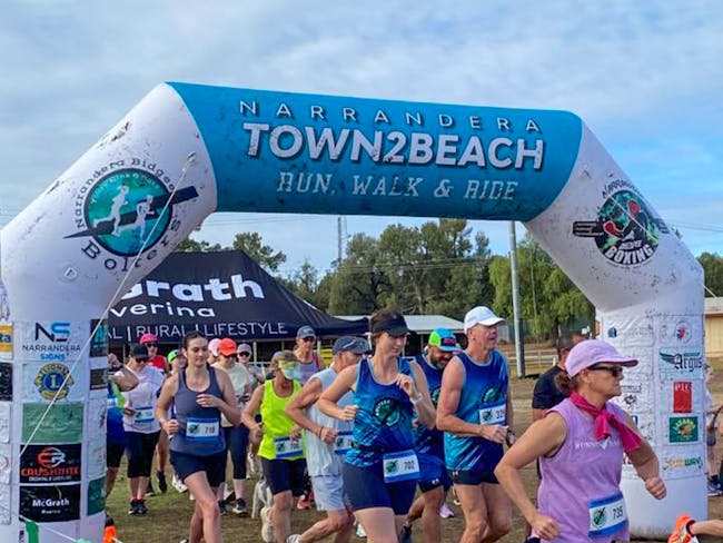 Competitors starting the Town2Beach event at Narrandera