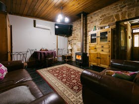 Mintaro Hideaway - Carpenter lounge room with log fire