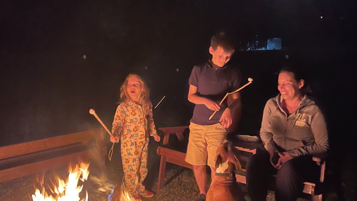 Brumbies Hollow Fire Pit showing family roasting marshmallows by the fire Brumbies Hollow Fire Pit showing family roasting marshmallows by the fire
