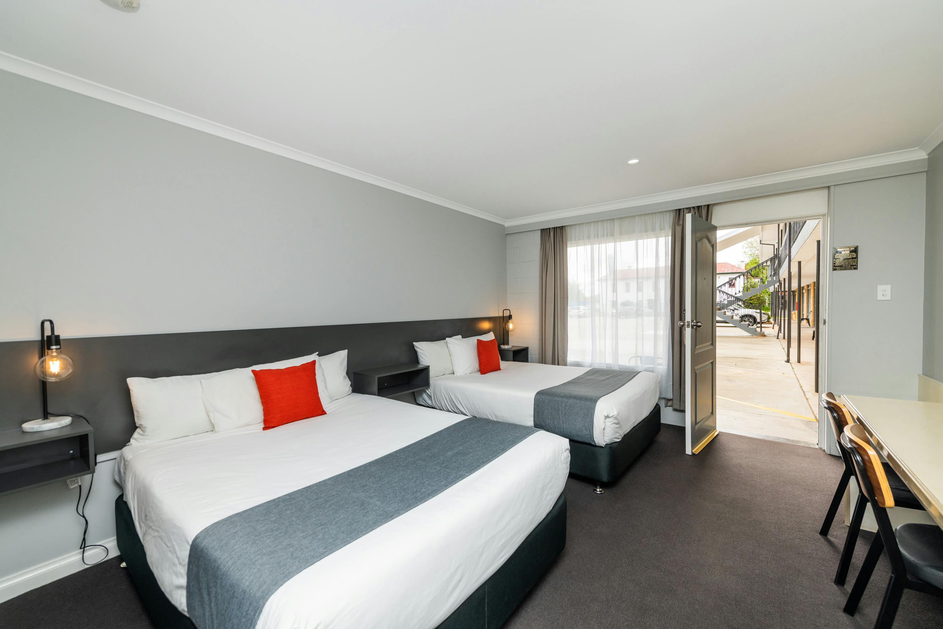 더블 침대 2개 책상 간이 주방 및 현대적인 디자인을 갖춘 트윈 더블룸 레이아웃입니다.